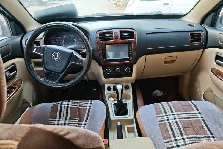 Used Dongfeng Fengon 330 2014 1.5L Manual Comfort Version DK15-02 Center Console