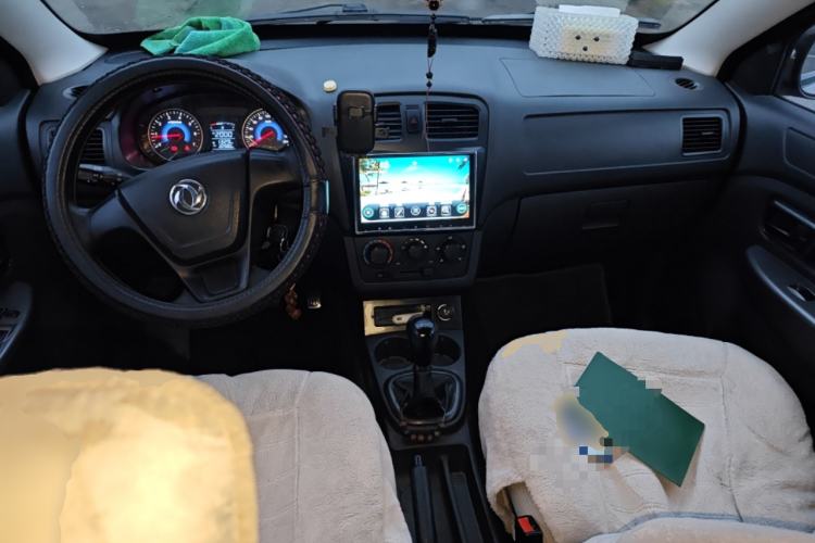 Used Dongfeng Fengon 330 2014 1.5L Manual Utility Version DK15 Center Console