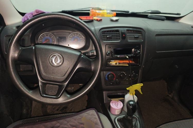 Used Dongfeng Fengon 330 2014 1.5L Manual Utility Version DK15 Center Console
