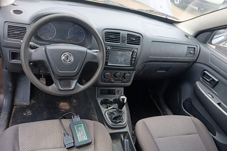 Used Dongfeng Fengon 330 2014 1.5L Manual Utility Version DK15 Center Console