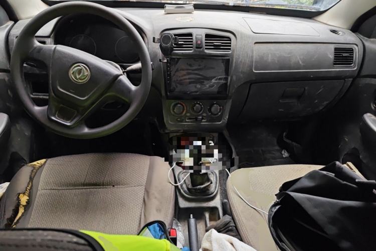 Used Dongfeng Fengon 330 2014 1.5L Manual Utility Version DK15 Center Console