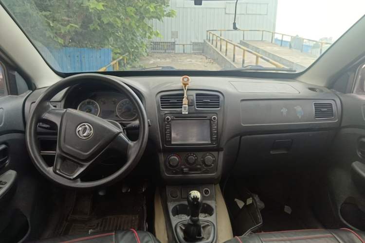 Used Dongfeng Fengon 330 2014 1.2L Manual Practical Version DK12-07 Center Console
