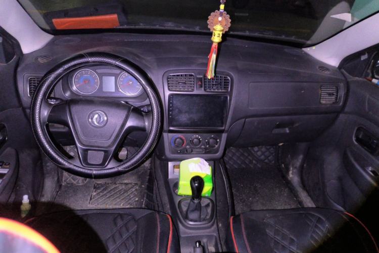 Used Dongfeng Fengon 330 2014 1.5L Manual Utility Version DK15 Center Console