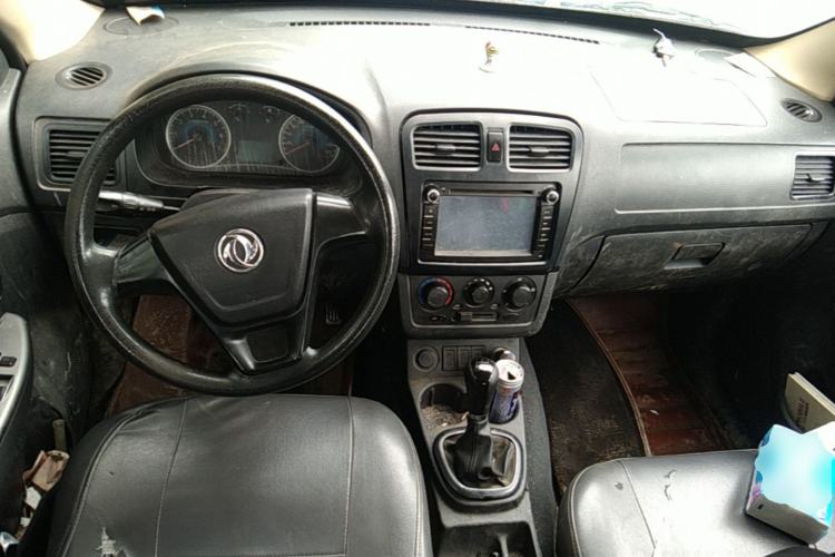 Used Dongfeng Fengon 330 2014 1.5L Manual Utility Version DK15 Center Console