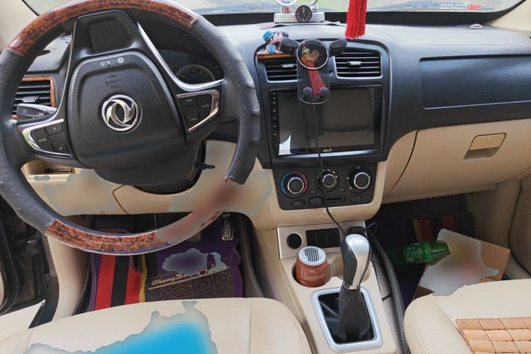 Used Dongfeng Fengon 330 2014 1.5L Manual Utility Version DK15 Center Console