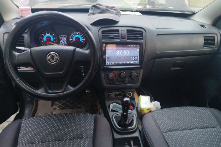Used Dongfeng Fengon 330 2014 1.5L Manual Utility Version DK15 Center Console