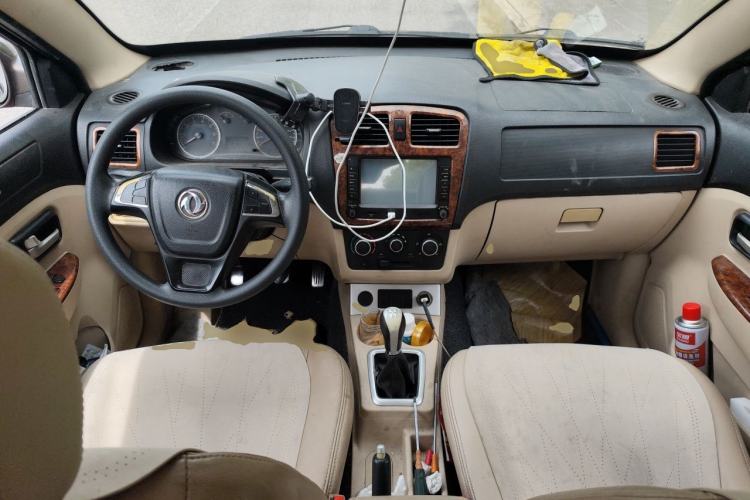 Used Dongfeng Fengon 330 2014 1.5L Manual Utility Version DK15 Center Console