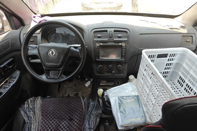 Used Dongfeng Fengon 330 2014 1.5L Manual Utility Version DK15 Center Console