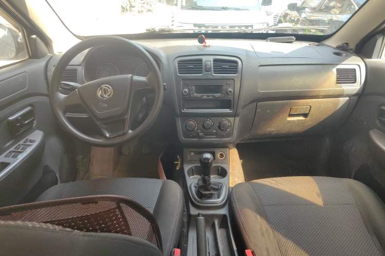 Used Dongfeng Fengon 330 2014 1.5L Manual Utility Version DK15 Center Console