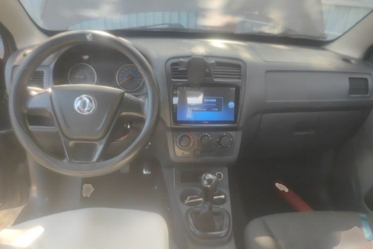 Used Dongfeng Fengon 330 2014 1.5L Manual Standard Edition DK15-02 Center Console