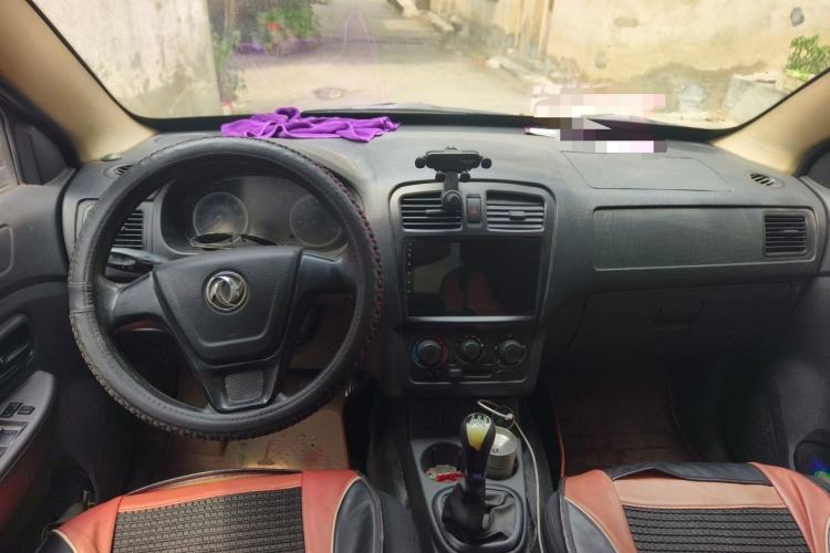 Used Dongfeng Fengon 330 2014 1.5L Manual Utility Version DK15 Center Console