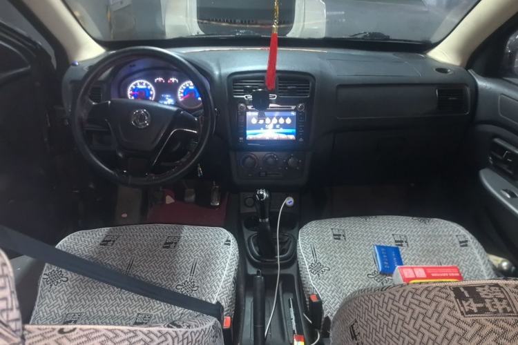 Used Dongfeng Fengon 330 2014 1.5L Manual Utility Version DK15 Center Console