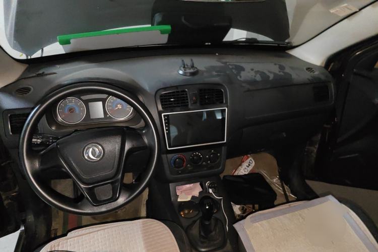 Used Dongfeng Fengon 330 2014 1.5L Manual Utility Version DK15 Center Console