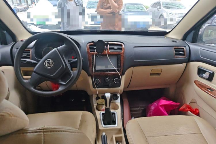 Used Dongfeng Fengon 330 2014 1.5L Manual Utility Version DK15 Center Console