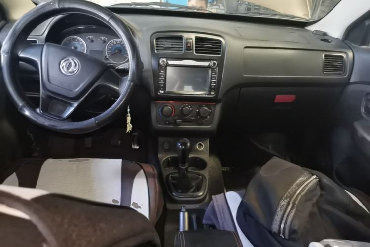 Used Dongfeng Fengon 330 2014 1.5L Manual Standard Edition DK15-02 Center Console