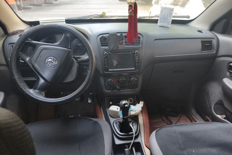 Used Dongfeng Fengon 330 2014 1.5L Manual Utility Version DK15 Center Console