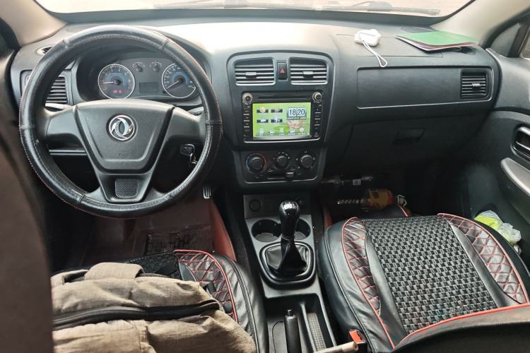 Used Dongfeng Fengon 330 2014 1.5L Manual Standard Edition DK15-02 Center Console