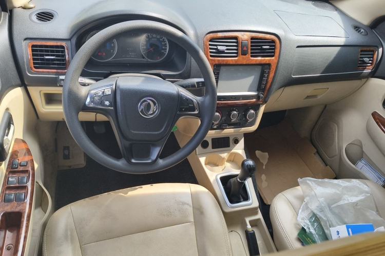Used Dongfeng Fengon 330 2014 1.5L Manual Comfort Version DK15-02 Center Console
