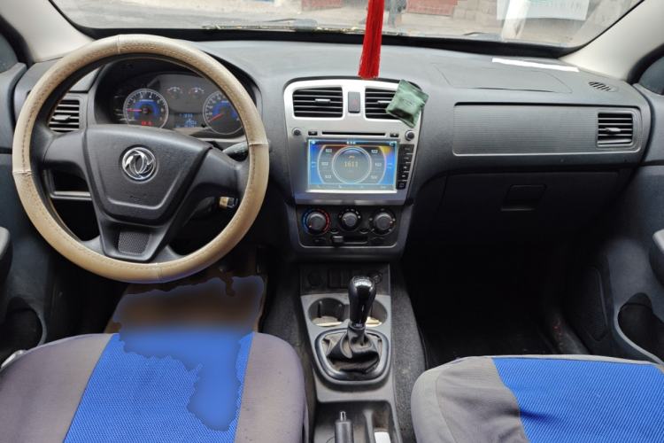Used Dongfeng Fengon 330 2014 1.5L Manual Utility Version DK15 Center Console