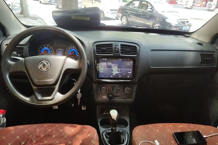 Used Dongfeng Fengon 330 2014 1.5L Manual Utility Version DK15 Center Console