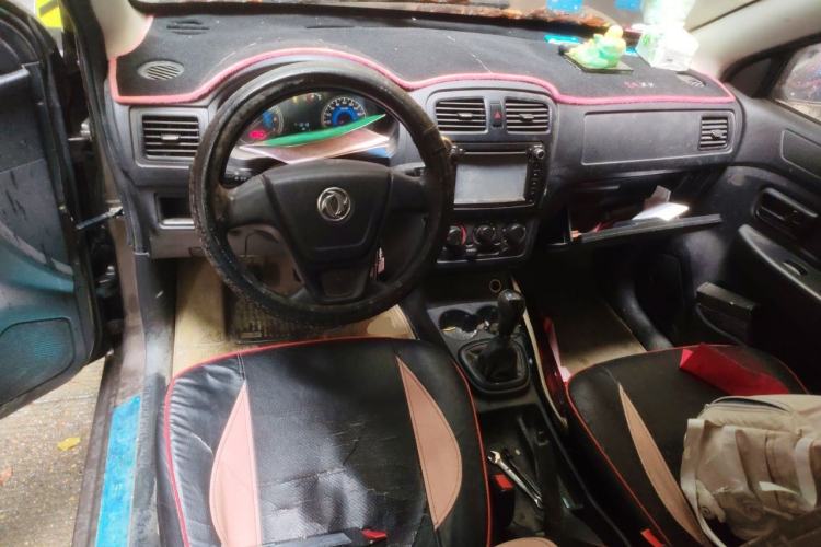 Used Dongfeng Fengon 330 2014 1.5L Manual Utility Version DK15 Center Console