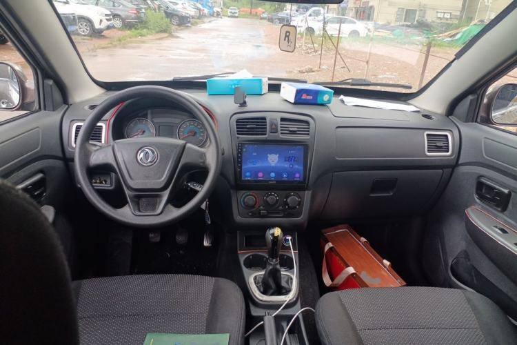 Used Dongfeng Fengon 330 2014 1.5L Manual Utility Version DK15 Center Console