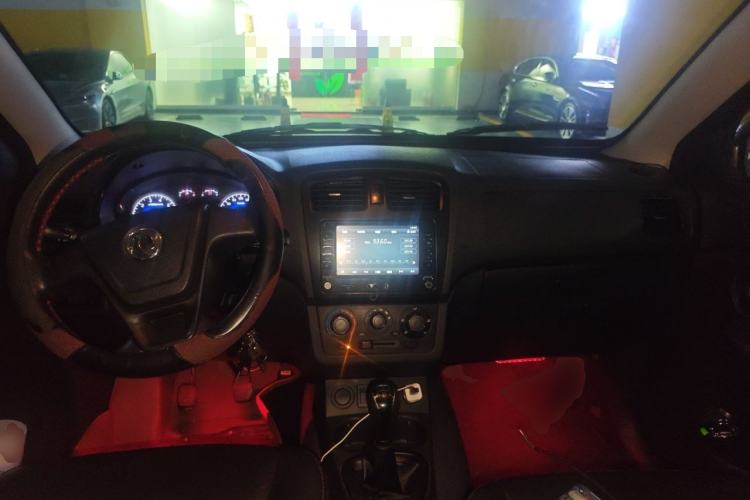 Used Dongfeng Fengon 330 2014 1.5L Manual Utility Version DK15 Center Console