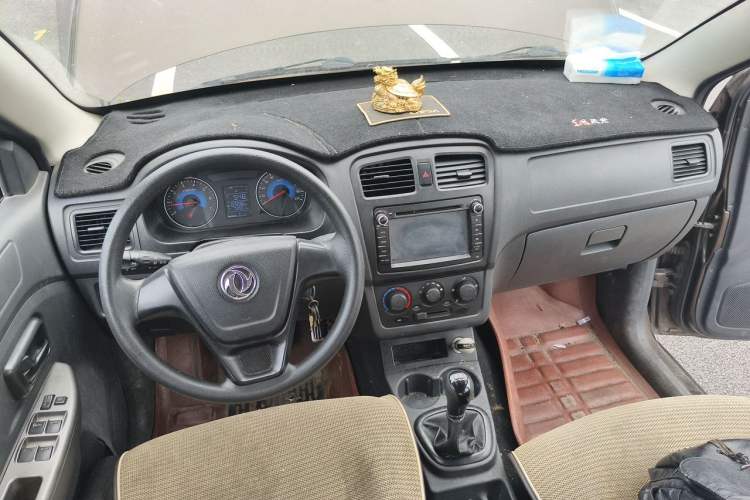 Used Dongfeng Fengon 330 2014 1.5L Manual Standard Edition DK15-02 Center Console