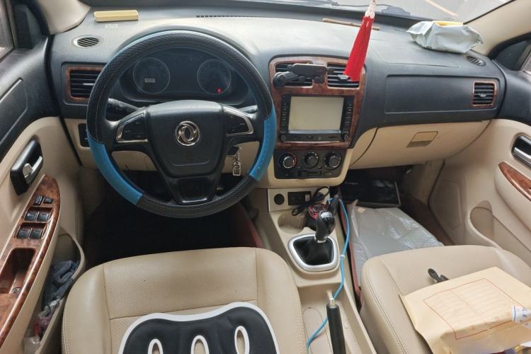 Used Dongfeng Fengon 330 2014 1.5L Manual Utility Version DK15 Center Console