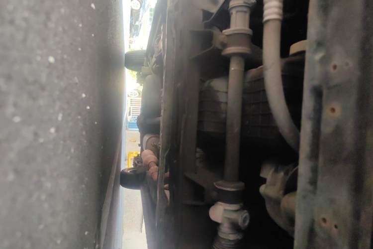 Used Dongfeng Fengon 330 2014 1.5L Manual Comfort Version DK15-02 Chassis Front