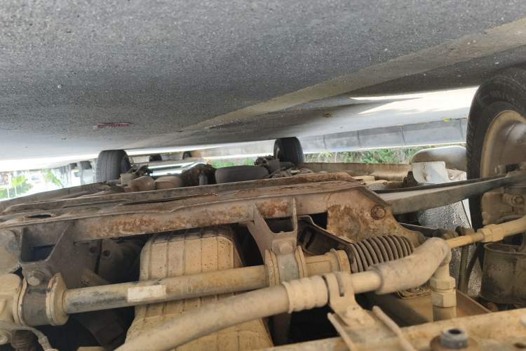 Used Dongfeng Fengon 330 2014 1.5L Manual Comfort Version DK15-02 Chassis Front