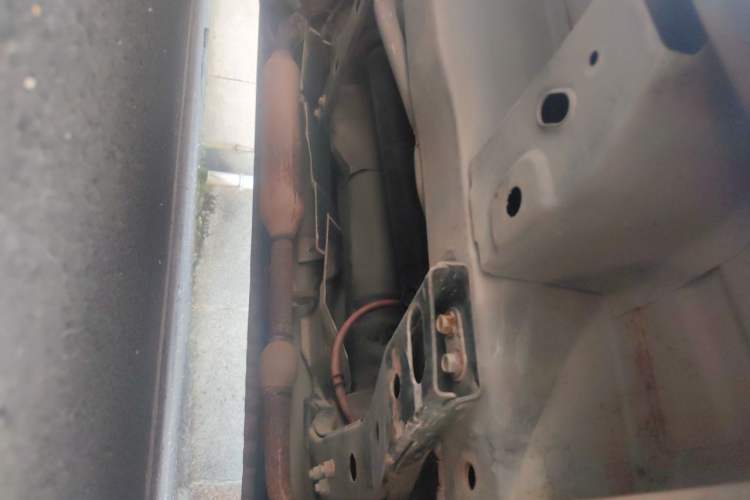 Used Dongfeng Fengon 330 2014 1.5L Manual Comfort Version DK15-02 Chassis Front Right