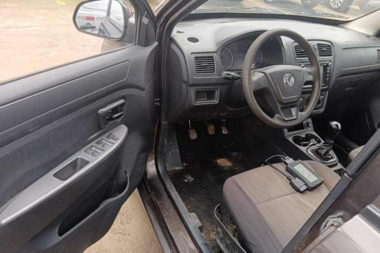 Used Dongfeng Fengon 330 2014 1.5L Manual Utility Version DK15 Driver Seat