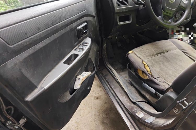 Used Dongfeng Fengon 330 2014 1.5L Manual Utility Version DK15 Driver Seat