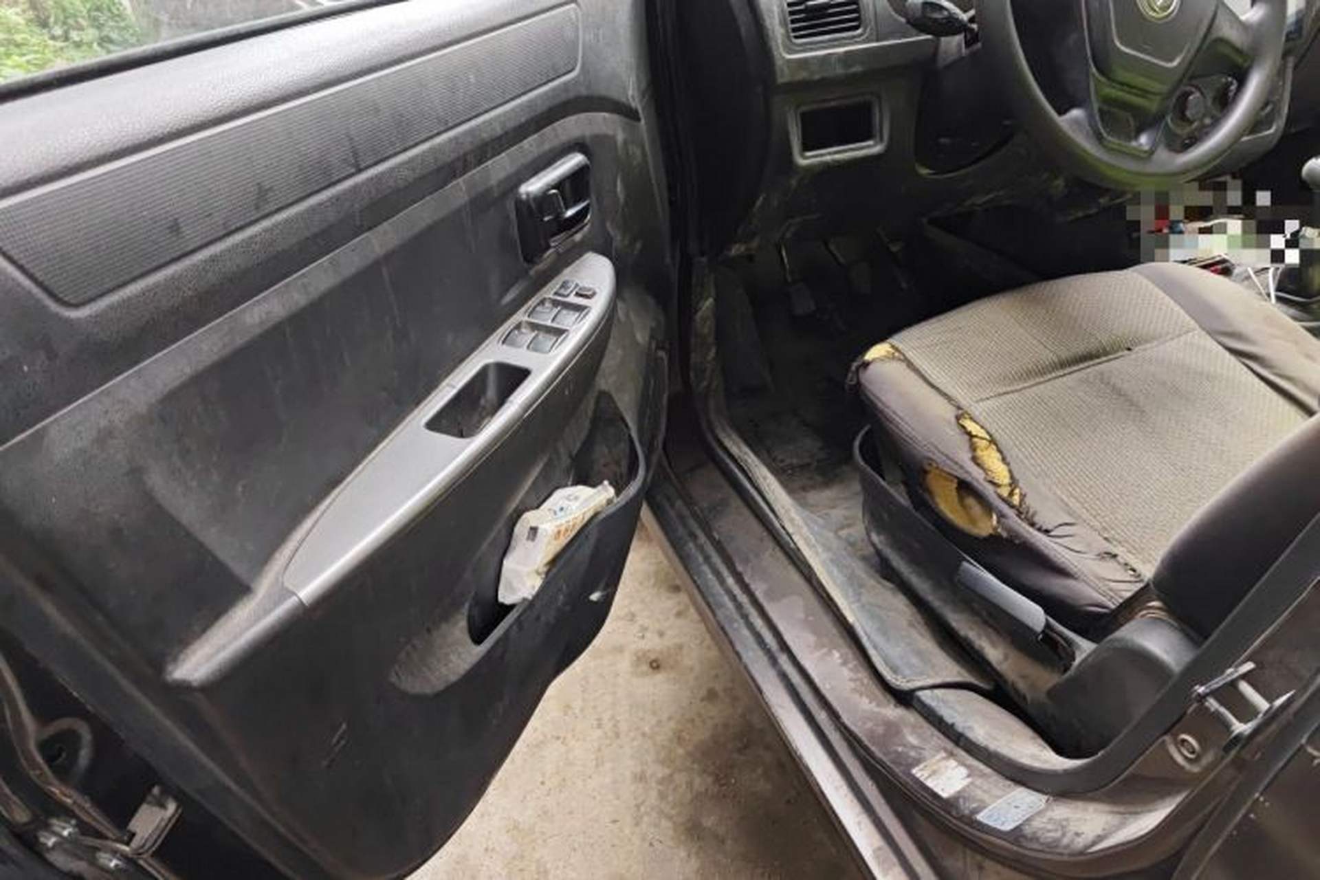 Used Dongfeng Fengon 330 2014 1.5L Manual Utility Version DK15 Driver Seat