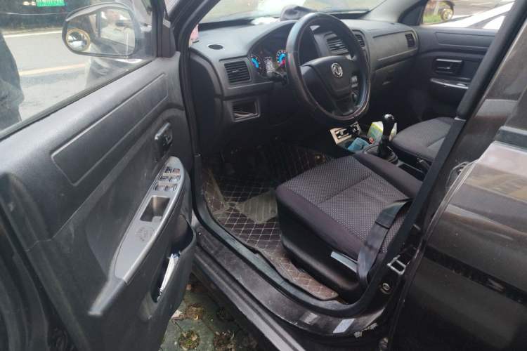 Used Dongfeng Fengon 330 2014 1.5L Manual Utility Version DK15 Driver Seat