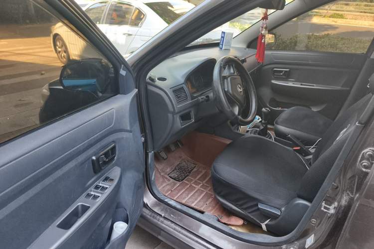 Used Dongfeng Fengon 330 2014 1.5L Manual Utility Version DK15 Driver Seat