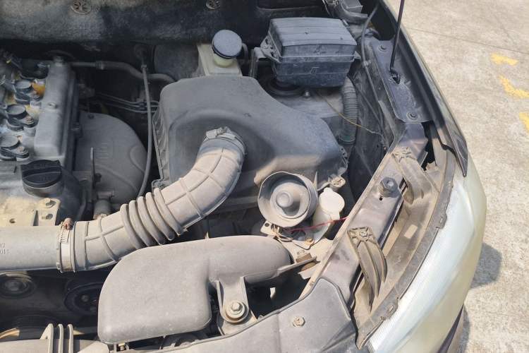 Used Dongfeng Fengon 330 2014 1.5L Manual Comfort Version DK15-02 Engine Bay Left