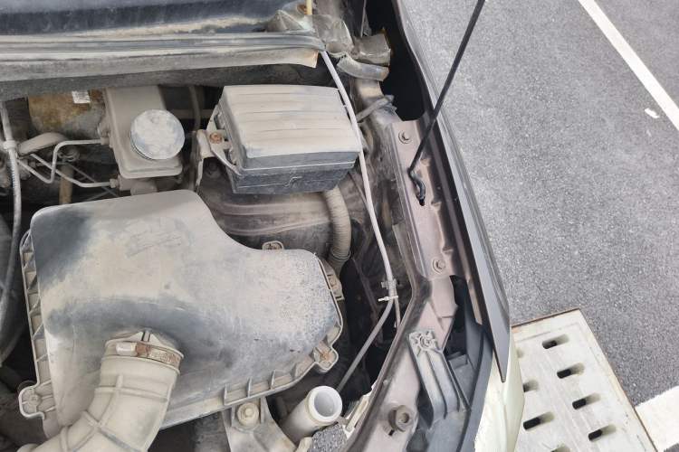 Used Dongfeng Fengon 330 2014 1.5L Manual Standard Edition DK15-02 Engine Bay Left