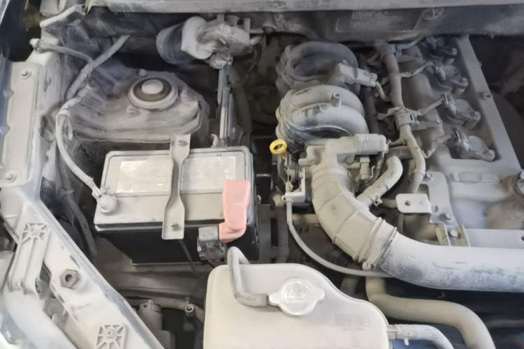Used Dongfeng Fengon 330 2014 1.5L Manual Standard Edition DK15-02 Engine Bay Right