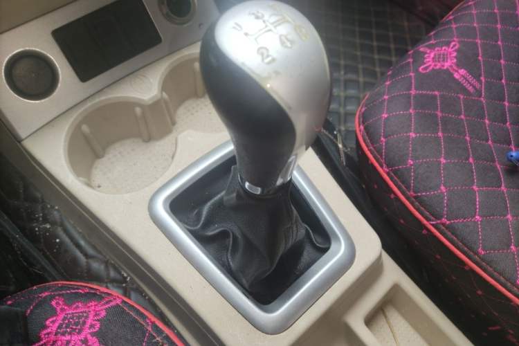Used Dongfeng Fengon 330 2014 1.5L Manual Comfort Version DK15-02 Gear Lever