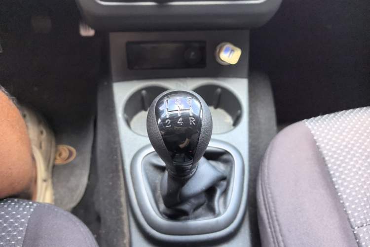 Used Dongfeng Fengon 330 2014 1.5L Manual Utility Version DK15 Gear Lever