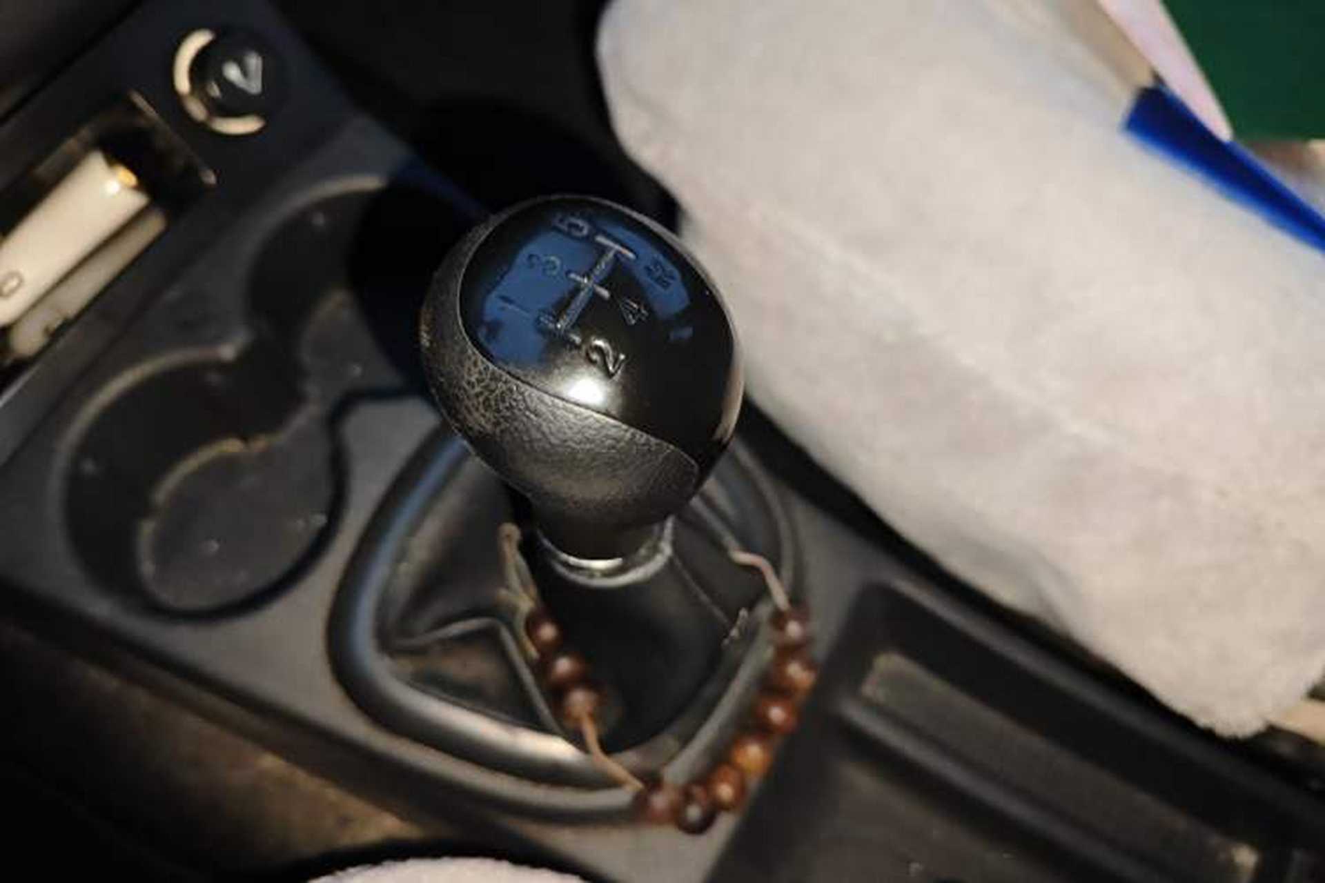 Used Dongfeng Fengon 330 2014 1.5L Manual Utility Version DK15 Gear Lever