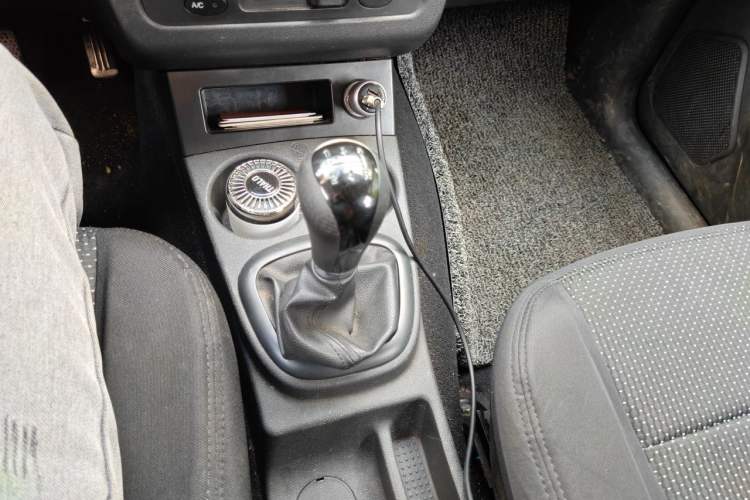 Used Dongfeng Fengon 330 2014 1.5L Manual Utility Version DK15 Gear Lever