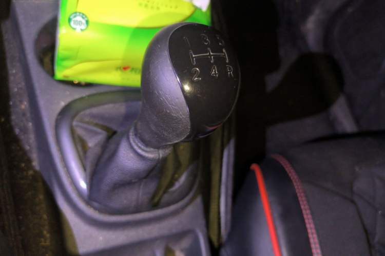 Used Dongfeng Fengon 330 2014 1.5L Manual Utility Version DK15 Gear Lever