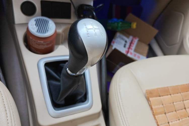 Used Dongfeng Fengon 330 2014 1.5L Manual Utility Version DK15 Gear Lever