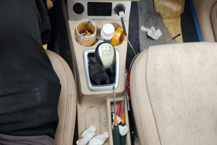 Used Dongfeng Fengon 330 2014 1.5L Manual Utility Version DK15 Gear Lever