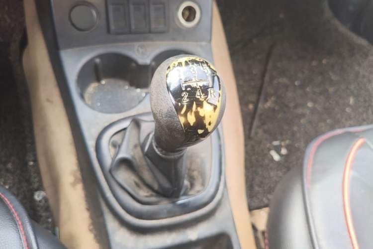 Used Dongfeng Fengon 330 2014 1.5L Manual Utility Version DK15 Gear Lever