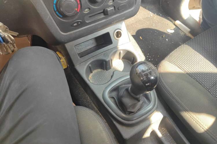 Used Dongfeng Fengon 330 2014 1.5L Manual Utility Version DK15 Gear Lever
