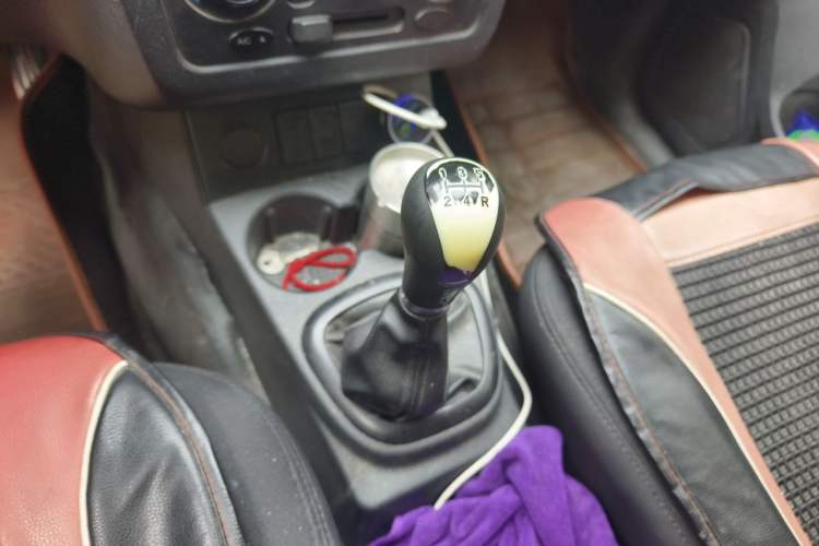 Used Dongfeng Fengon 330 2014 1.5L Manual Utility Version DK15 Gear Lever